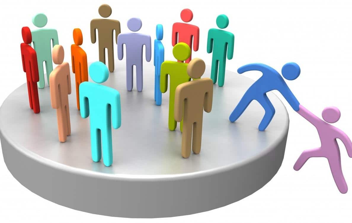 Figure colorate in cerchio aiutano un’altra persona a salire, simbolo di inclusione e supporto sociale.