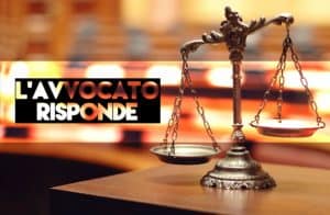 L’avvocato risponde: giustizia e consulenza legale Bilancia della giustizia su sfondo sfocato con scritta “L’avvocato risponde”.