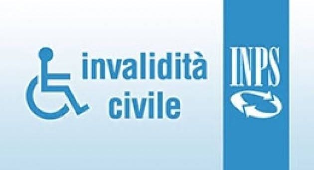 Simbolo della disabilità e logo INPS con scritta "invalidità civile" su sfondo azzurro.